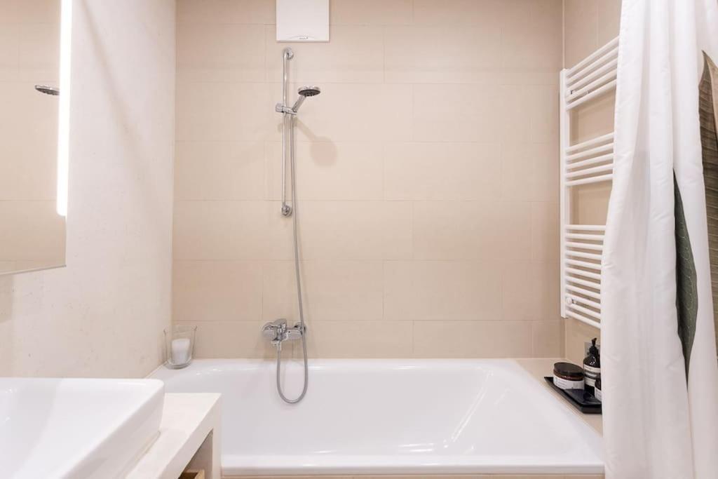 Dream Apartment - Central And Quiet With Ac And Free Parking Garage Wien Exteriör bild