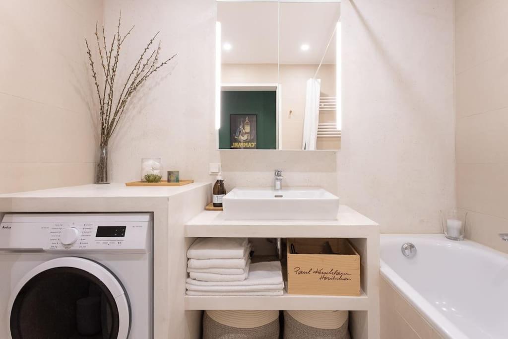Dream Apartment - Central And Quiet With Ac And Free Parking Garage Wien Exteriör bild