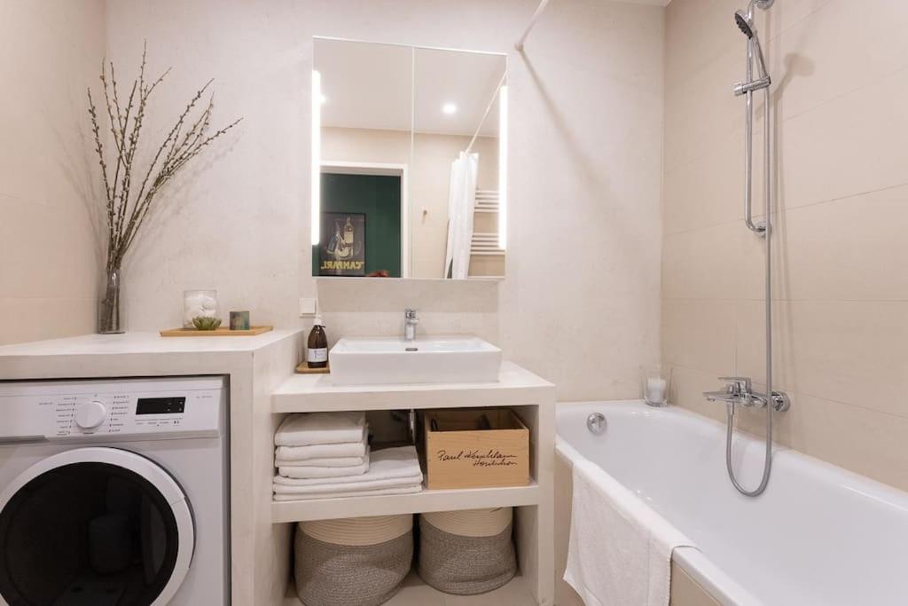 Dream Apartment - Central And Quiet With Ac And Free Parking Garage Wien Exteriör bild