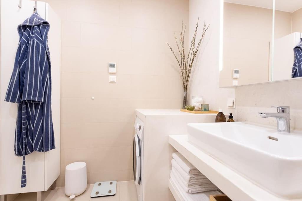 Dream Apartment - Central And Quiet With Ac And Free Parking Garage Wien Exteriör bild